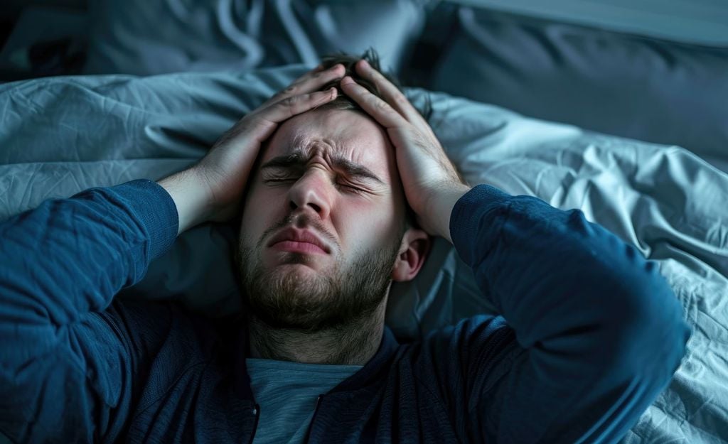 El cortisol sube y baja a lo largo del día, y el estrés externo puede liberar cortisol en el cuerpo, por eso se le llama la hormona del estrés. El cortisol sube y baja a lo largo del día, y el estrés externo puede liberar cortisol en el cuerpo, por eso se le llama la hormona del estrés.