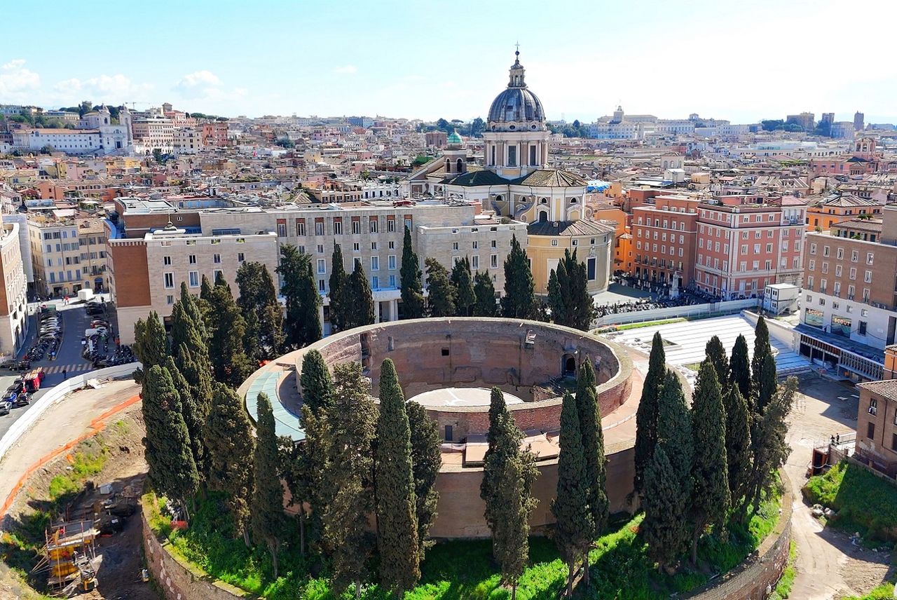 Una vista dall'alto del mausoleo dell'imperatore romano Augusto, ancora oggi visitabile nel centro di Roma.
