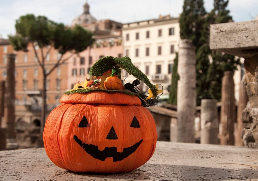 Una zucca di Halloween tra le antiche rovine di Roma