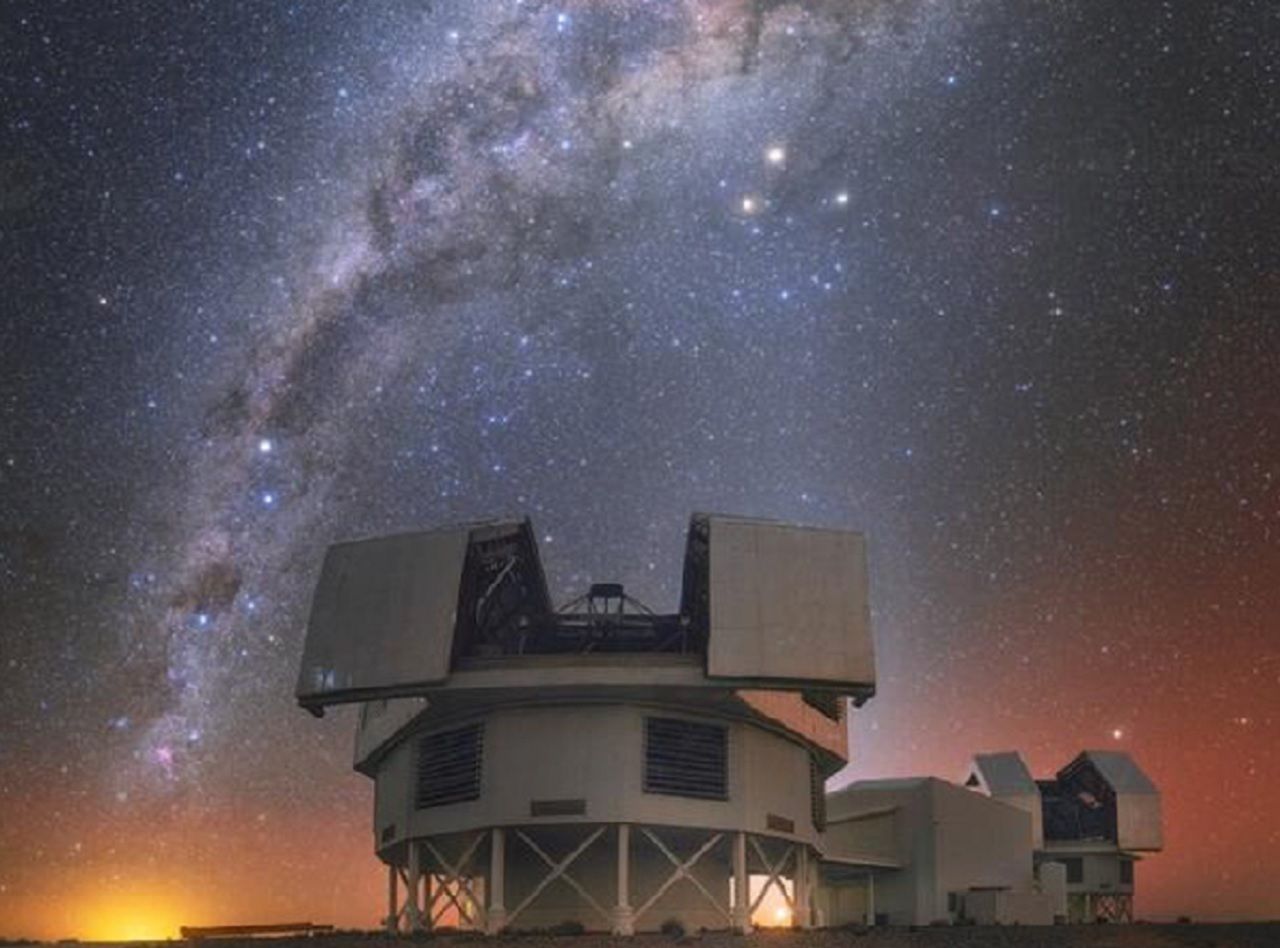 El telescopio Magallanes del Observatorio Las Campanas utilizado por el equipo japonés para detectar la luz emitida por la desintegración de la materia oscura. Crédito: Yuri Beletsky.
