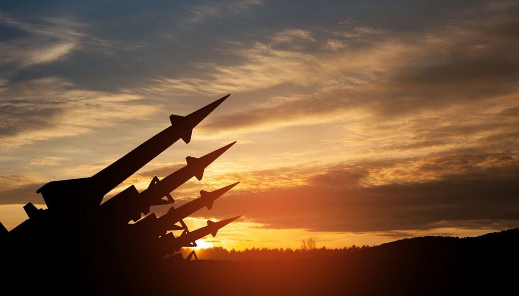 Attacco EMB. Il meccanismo fisico è complesso, ma straordinariamente efficace. Quando avviene un’esplosione nucleare ad alta quota, i raggi gamma emessi interagiscono con le molecole dell’atmosfera, liberando un’enorme quantità di elettroni ad alta velocità.
