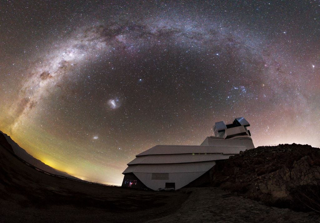 In questa foto scattata nel febbraio 2026, l'osservatorio Rubin dell'NSF-DOE osserva il cielo notturno cileno sopra Cerro Pachón, sotto la vista abbagliante della nostra galassia, la Via Lattea, e delle sue più grandi galassie compagne, la Grande e la Piccola Nube di Magellano. Credit: NSF–DOE Rubin Observatory/NOIRLab/SLAC/AURA/P. Lago