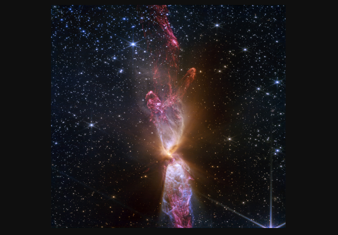 Immagine infrarossa ottenuta dal telescopio James Webb della nebulosa generata dalla nascita di due stelle gemelle nel sistema binario Lynds 483. Credit: NASA/ESA/CSA/STScI