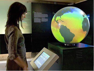 ESAEsfera "Aquí Planeta Tierra". Crédito: ESALos satélites meteorológicos y de observación de la Tierra de la Agencia Europea del Espacio (ESA) ofrecen una perspectiva de nuestro planeta que es a la vez global y de una precisión sin precedentes.La exposición ‘Aquí la Tierra’ que la Fundación La Caixa ha inaugurado estos días en tres de sus centros en España ayudará a entender cómo trabajan estos satélites, e incluso en algunos casos será posible ver sus datos recién llegados del espacio. La muestra, primera colaboración entre Cosmocaixa y la ESA, se expone simultáneamente en Mallorca, Barcelona y Madrid."Todos somos ahora más conscientes de la importancia del medio ambiente, aunque hubiera sido mucho mejor tener esa conciencia ya hace años", señaló Vicente Gómez, representante de la ESA en España y director de ESAC (Centro Europeo de Astronomía Espacial, Villafranca, Madrid), ante un numeroso auditorio durante la presentación de la muestra en Cosmocaixa Madrid. Gómez resaltó el papel pionero de la ESA en el desarrollo de satélites meteorológicos y de observación de la Tierra.Al acto de inauguración acudieron también José F. de Conrado, director general de la Fundación "La Caixa"; Jorge Wagensberg, director del área de Medio Ambiente y Ciencia de la Fundación "La Caixa"; y Ricardo Rodríguez-Vita, director de CosmoCaixa Madrid.El objetivo general de la muestra, que recuerda que España es el país con mayor diversidad de Europa, es resaltar la importancia de preservar el medio ambiente y la biodiversidad.El planeta Tierra tiene heridas - naturales e inducidas por el hombre - que conviene vigilar: desde los incendios forestales y los tsunamis a la deforestación o el agujero de ozono en la atmósfera. De ahí la enorme utilidad de los satélites de observación de la Tierra. La ESA ha sido pionera en esta área. Al primer satélite meteorológico Meteosat, lanzado en 1977, le siguió toda una serie que ha empezado ya a renovarse con los Meteosat de Segunda Generación (MSG). También están los dos European Remote Sensing (ERS) lanzados en los años noventa, y el satélite medioambiental Envisat, lanzado el año 2002. El grupo se completará en breve con MetOp, el primer satélite meteorológico polar europeo, cuyo lanzamiento está previsto para el 17 de Julio de 2006.‘Aquí la Tierra’ es la primera colaboración de la ESA con la Fundación La Caixa. En la exposición, una pantalla esférica proyecta imágenes obtenidas por los satélites de la ESA que se actualizan cada 15 minutos. Son datos relacionados con temas tan trascendentes como la desertización del planeta, la deforestación en las selvas tropicales o el cambio climático.También se exponen maquetas a escala 1:4 de varios satélites europeos, como el MetOp, la lanzadera europea Vega, de pequeño tamaño y destinada a transportar cargas útiles inferiores a los 2.000 kg; o el satélite CryoSat, diseñado para medir las variaciones en el grosor de los casquetes de hielo continentales y de las plataformas de hielo marinas.La muestra incluye también otras dos áreas expositivas, que ponen el énfasis en los centros de recuperación y reintroducción de animales terrestres y en la protección de la biodiversidad marina.Para más información contactar con:María MenéndezResponsable de Exposiciones de la ESA, Departamento de ComunicaciónTel + 33 1 53 69 71 67e-mail: maria.menendez@esa.intTodo en:http://www.esa.int/esaCP/SEMAGBL8IOE_Spain_0.html