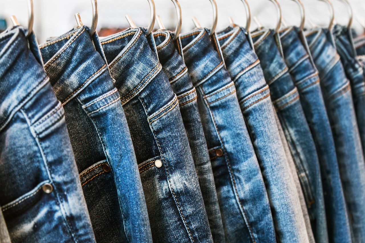 Jeans sind weltweit beliebt, aber ihre Herstellung ist ressourcenintensiv.