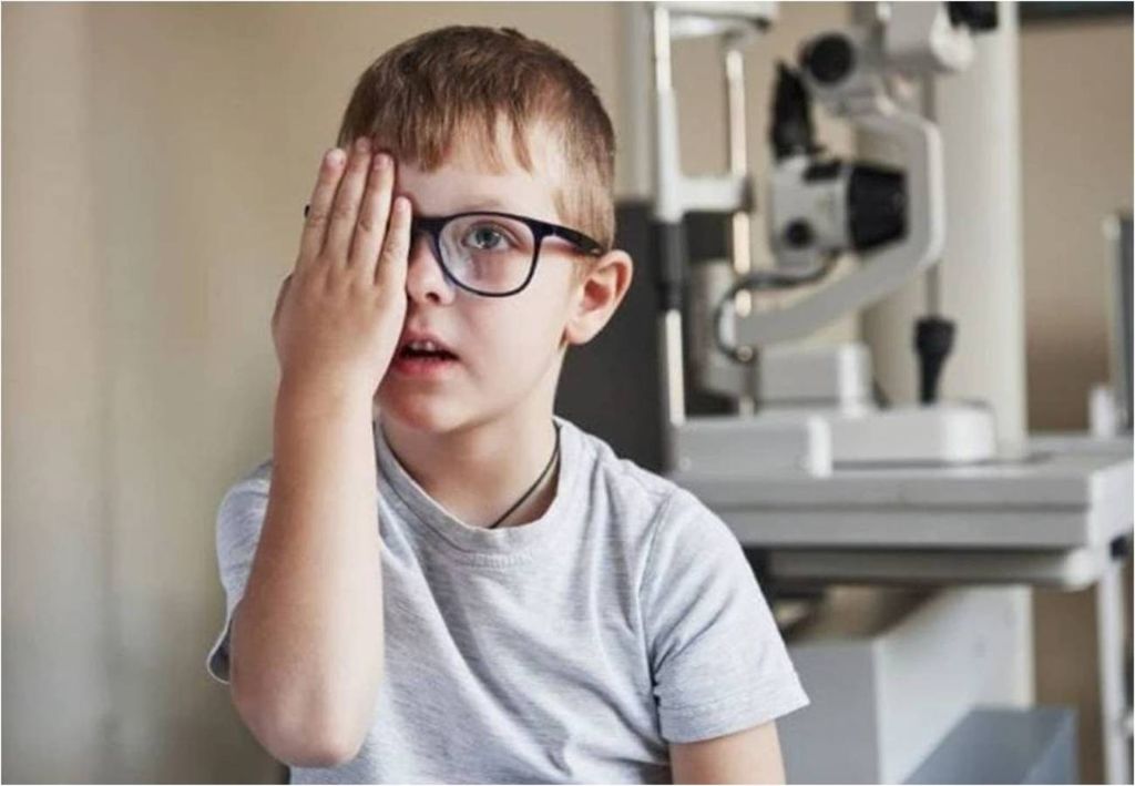 criança com miopia criança com miopia