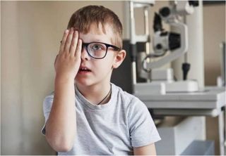 COVID-19: pandemia pode ter prejudicado a visão de milhares de crianças, sugere estudo