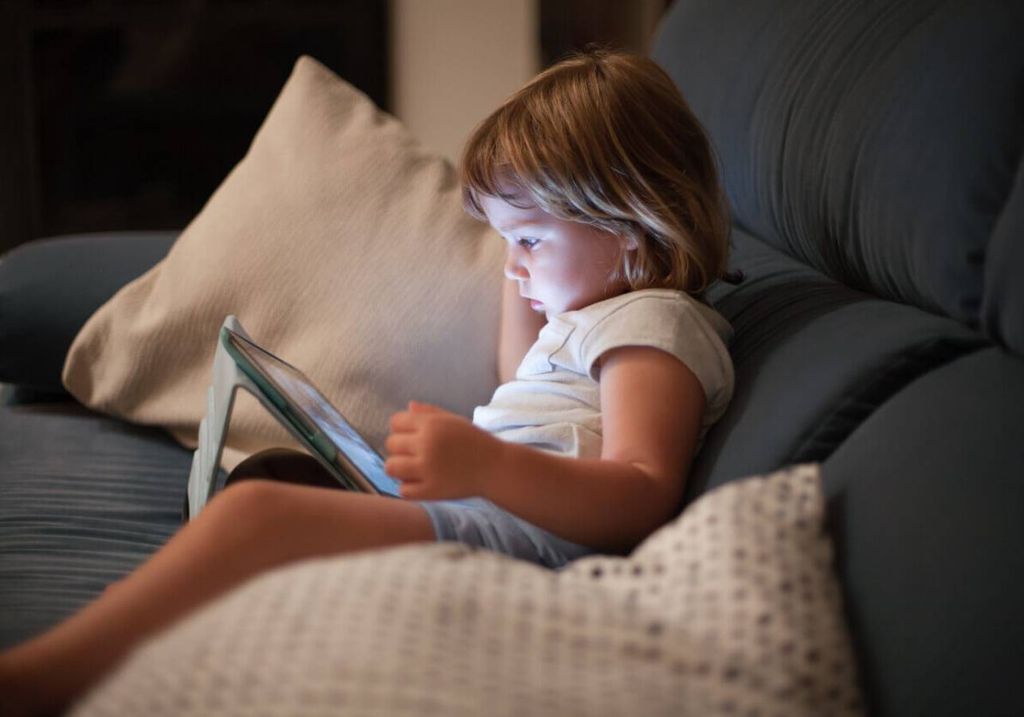 criança mexendo em um tablet criança mexendo em um tablet