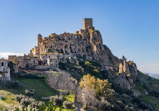 Craco, il paese fantasma italiano che ha fatto da sfondo a film come 007 e La Passione di Cristo