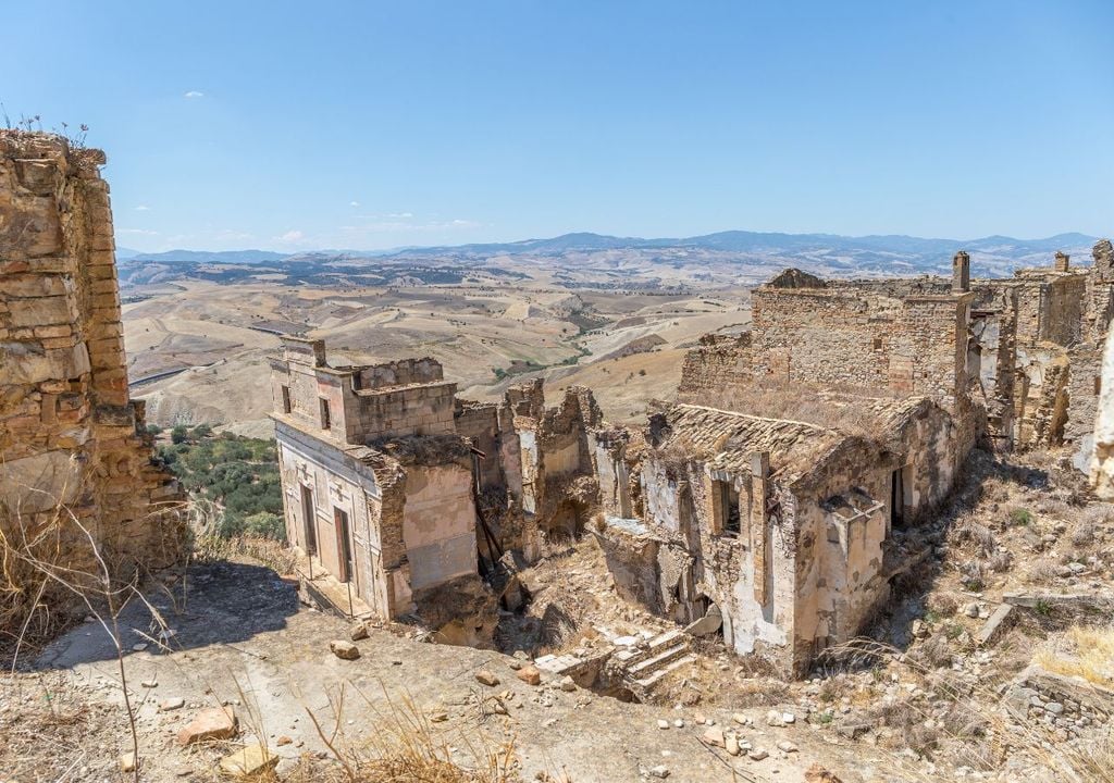 Alcune delle case diroccate di Craco, con la veduta sulla valle che lo circonda
