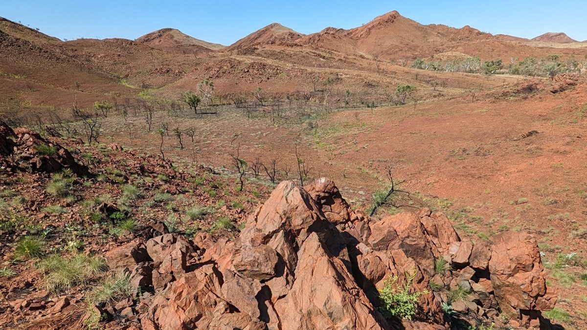 Grandes conos de fractura cónicos dentro del cratón de Pilbara, en Australia Occidental, proporcionan evidencia visible de un impacto de meteorito hace 3.500 millones de años. Crédito: Chris Kirkland, Universidad de Curtin.