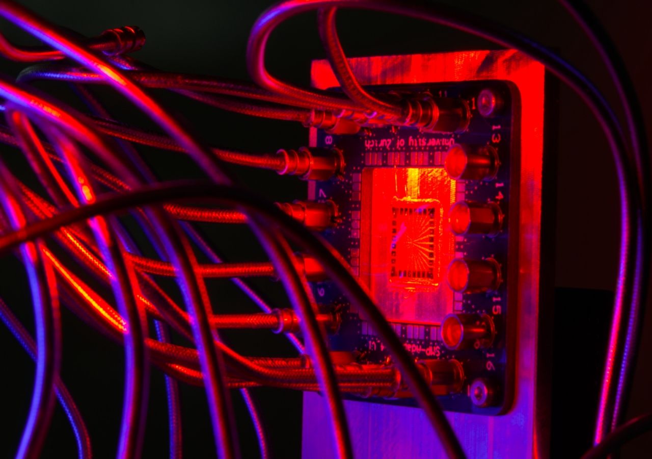 Los investigadores están buscando materia oscura muy ligera utilizando el detector de fotones individuales de nanocables superconductores (SNSPD) mejorado. Crédito: UZH