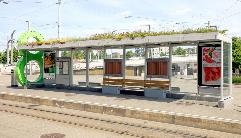 Bloc° también fue pensado para integrarse en espacios públicos como paradas de buses, plazas o zonas peatonales. Su sistema de módulos de terracota, agua y ventilación solar busca entregar alivio térmico en ciudades cada vez más expuestas a olas de calor. Créditos: Arts Thread / Bloc°.