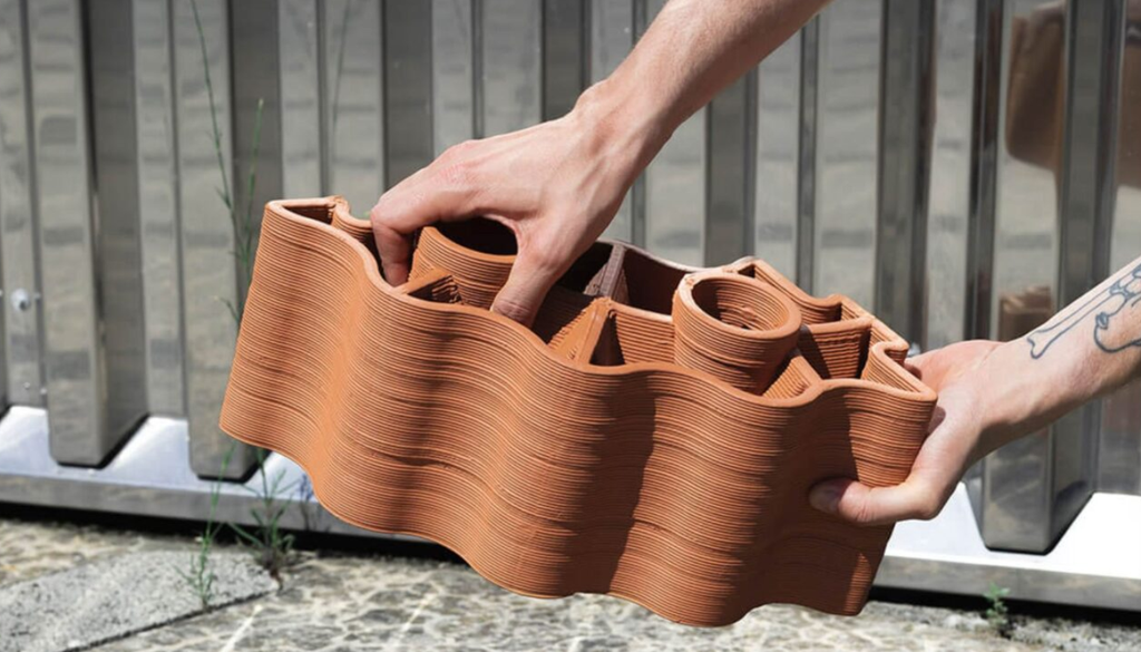 Bloc° es un módulo de terracota impreso en 3D que aprovecha la porosidad de la arcilla para retener agua y enfriar el aire mediante evaporación. Su diseño busca aportar sombra, ventilación y alivio térmico en espacios urbanos expuestos al calor. Créditos: Arts Thread / Bloc°.