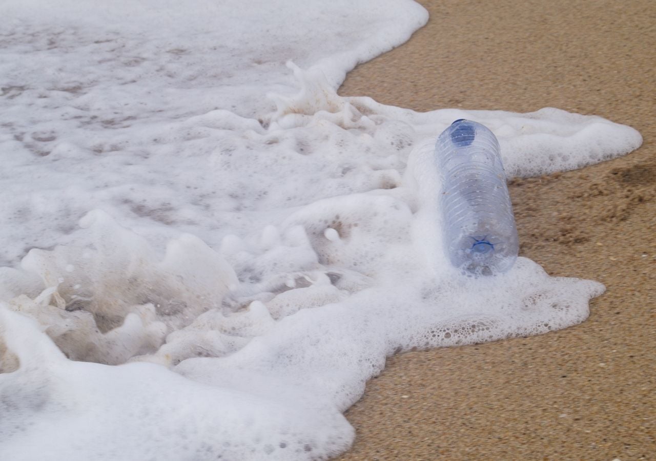 El material presenta una solución innovadora para el reciclaje, ya que al entrar en contacto con agua salada se desintegra en sus componentes básicos.