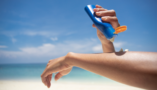 Cada vez m&aacute;s playas proh&iacute;ben la crema solar esta temporada: el motivo por el que da&ntilde;an el oc&eacute;ano