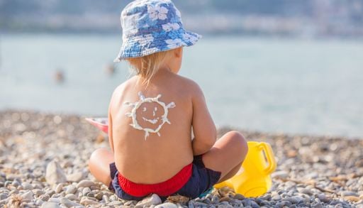 Cremas solares caseras y bulos qu&iacute;micos: las mentiras m&aacute;s virales de TikTok que ponen en riesgo tu piel