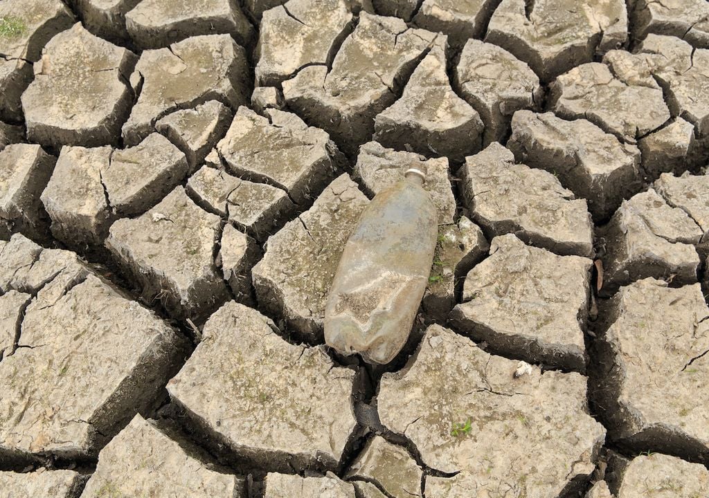 El desperdicio, la sobrexplotación y contaminación del agua, superó la reposición natural, actualmente el 75 % de la población mundial sufre inseguridad hídrica crítica