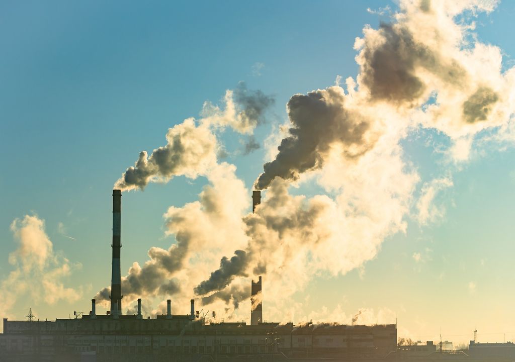 chimeneas industriales emitiendo gases y vapores a la atmósfera