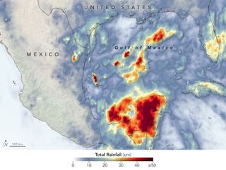 Cristóbal empapa América Central