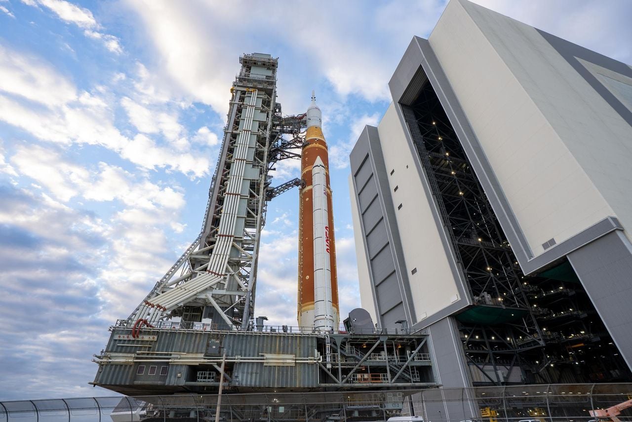 Esta imagen muestra el SLS (Sistema de Lanzamiento Espacial) y la nave espacial Orion de la NASA saliendo del Edificio de Ensamblaje de Vehículos en el Centro Espacial Kennedy de la NASA el sábado 17 de enero de 2026. NASA/Brandon Hancock