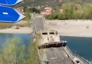 Crolla un ponte sul fiume Magra, i video e la situazione