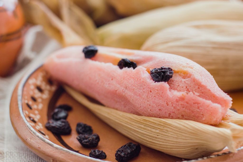 Los tamales pueden hacerse dulces o salados, se pueden servir secos o bañados en salsas. Los tamales pueden hacerse dulces o salados, se pueden servir secos o bañados en salsas.
