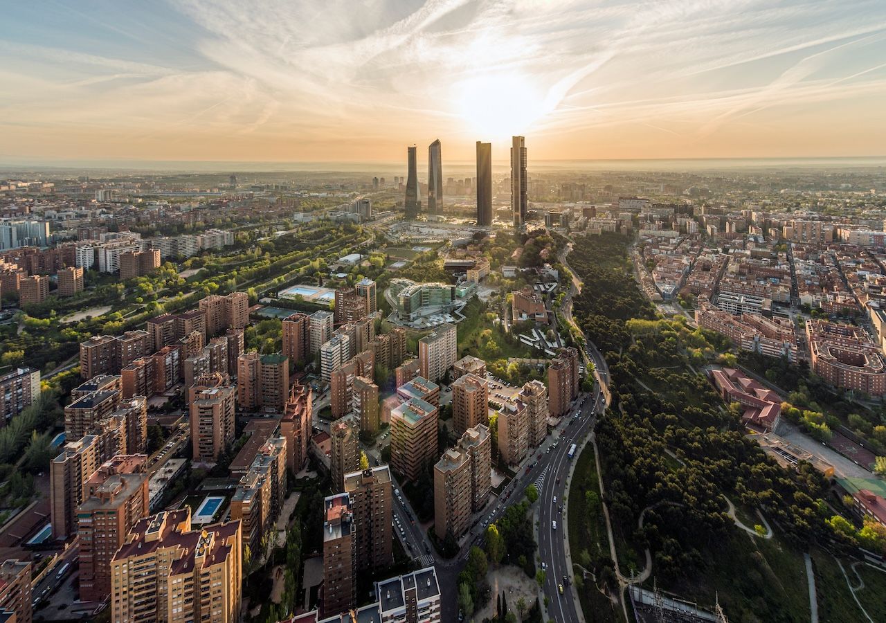De Madrid no sólo se sube al cielo, sino al primer puesto de ciudad más poblada de España.