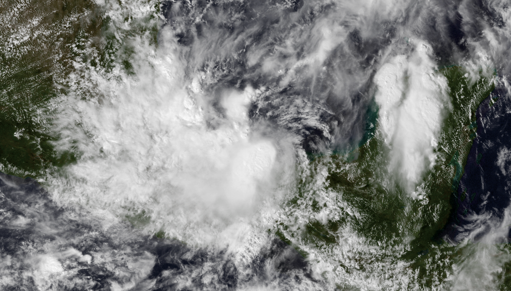ciclon; Mexico; vulnerabilidad; lluvia; riesgo; alertamiento La depresión tropical Once de 1999 fue el tercer ciclón más lluvioso en impactar México desde 1983, con un máximo local de más 1,000 mm de lluvia en Jalacingo, Veracruz. Imagen tomada del WPC/ NOAA.