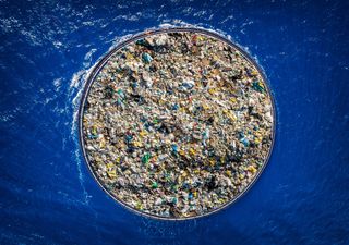 Quais são os 5 países que mais contribuem para a grande ilha do plástico?