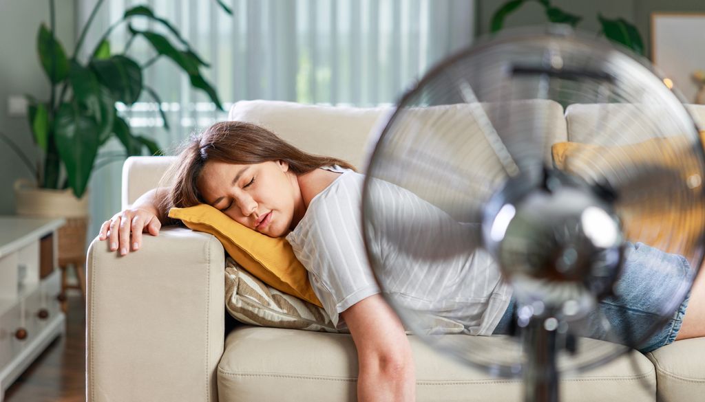 No descansar bien por la noche a causa del calor disminuye el rendimiento durante el día.
