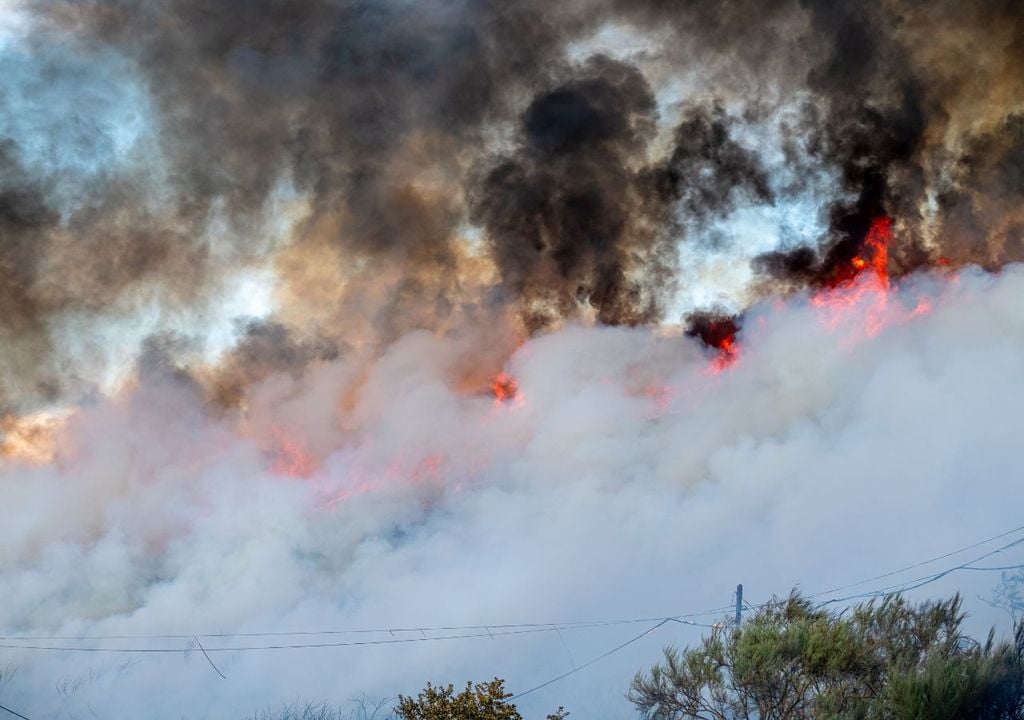Las tormentas de fuego son consecuencia del fuerte calentamiento generado por un incendio de gran envergadura, lo que propicia fuertes ráfagas de viento y en ocasiones remolinos de fuego.