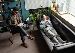 Cuando las IA se acuestan en el div&aacute;n: qu&eacute; pasa si ChatGPT, Grok y Gemini van a terapia