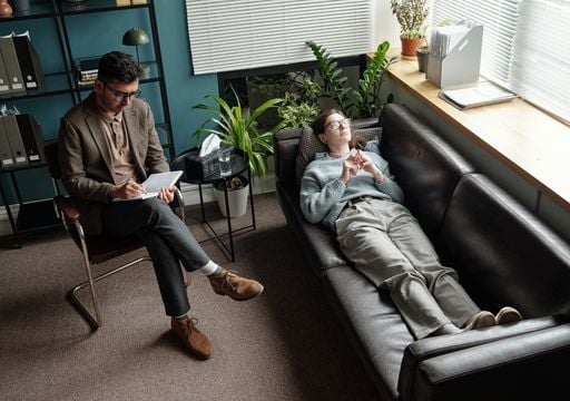 Cuando las IA se acuestan en el div&aacute;n: qu&eacute; pasa si ChatGPT, Grok y Gemini van a terapia