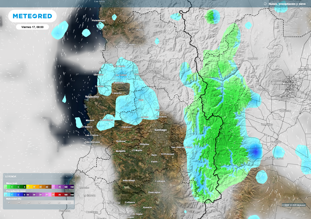 mapa de precipitaciones. El modelo muestra precipitaciones débiles y dispersas en la Región de Valparaíso, especialmente en sectores costeros y del interior, mientras que en la Región Metropolitana los mayores montos se concentrarían en la cordillera, con escasa lluvia en Santiago.