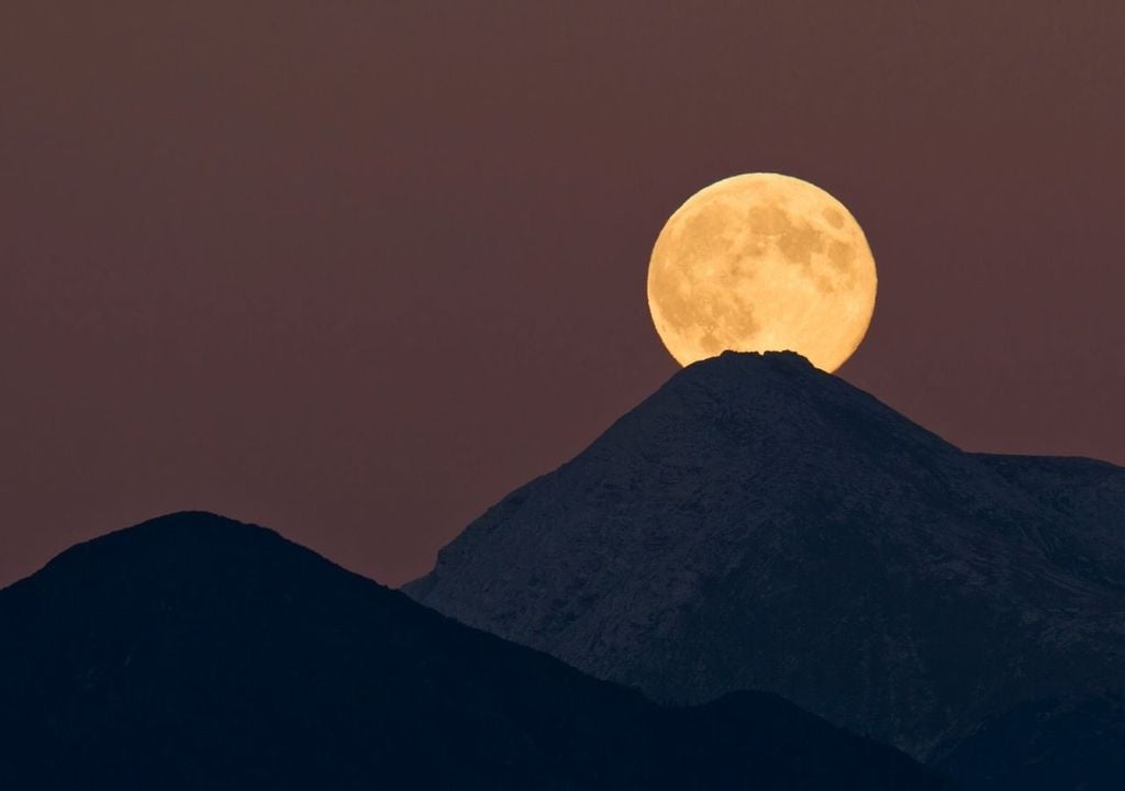 Luna llena A principios de febrero, la Luna llena será vista sobre el horizonte. Un paisaje emocionante para fotografiar es precisamente el de la luna con la cordillera. ¡Aprovecha la instancia!