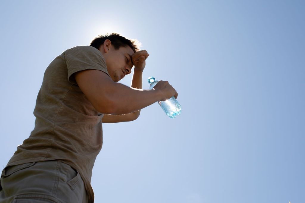 Con el aumento del calor, es muy importante aumentar el consumo de líquidos. Con el aumento del calor, es muy importante aumentar el consumo de líquidos.