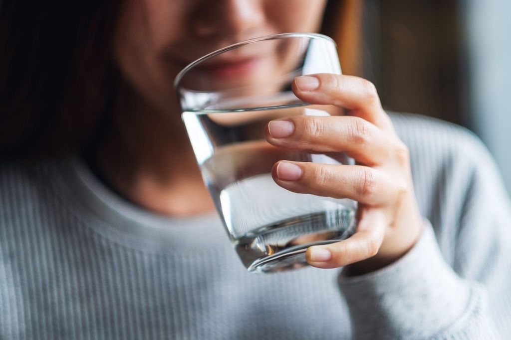 El agua es uno de los seis nutrientes esenciales para la vida junto a los carbohidratos, grasa, proteínas, vitaminas y minerales El agua es uno de los seis nutrientes esenciales para la vida junto a los carbohidratos, grasa, proteínas, vitaminas y minerales