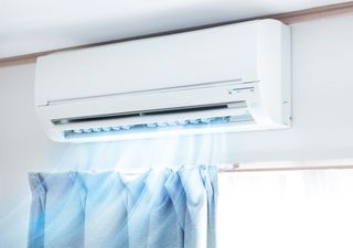 ¿Cuánta agua saca un aparato de aire acondicionado en una casa?