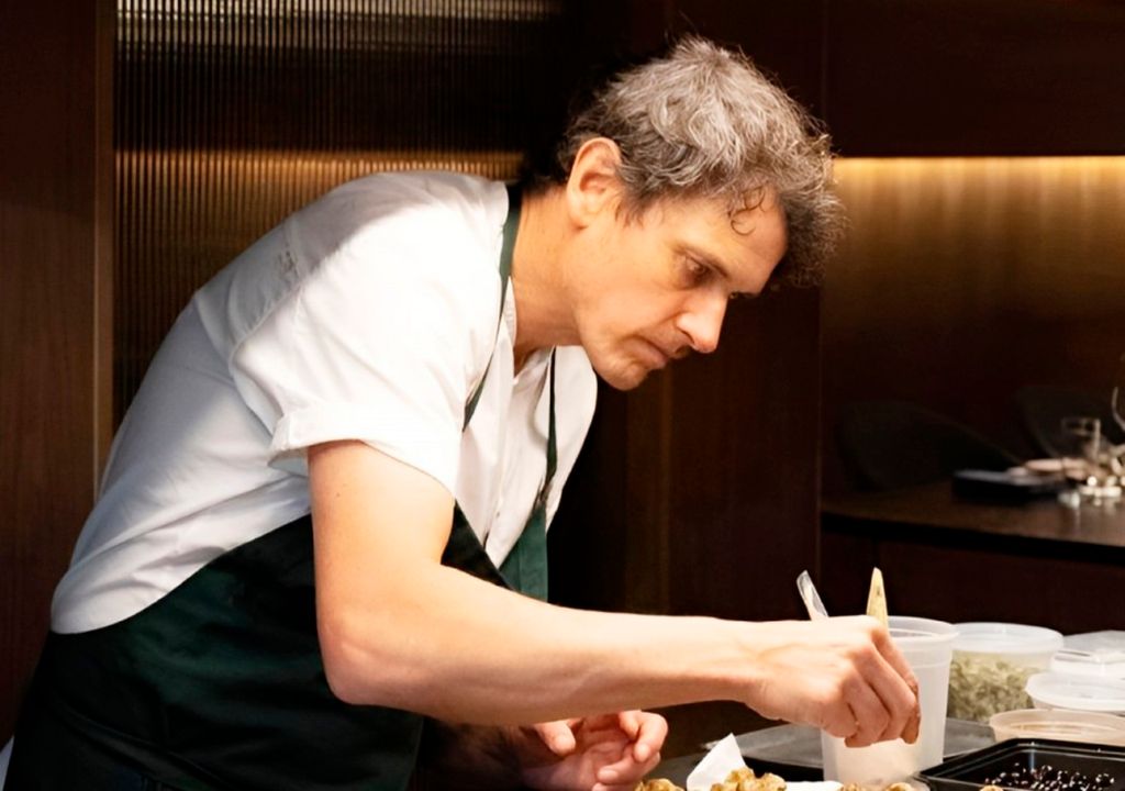 Rodolfo Guzmán finalizando una de sus preparaciones Rodolfo Guzmán finalizando una de sus preparaciones