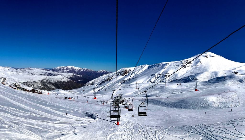 En los alrededores de Santiago hay varios centros de esquí ideales para visitar por el día.