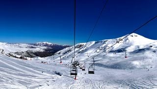 &iquest;Cu&aacute;nto cuesta ir a la nieve cerca de Santiago? Centros de esqu&iacute; abiertos y tarifas 2026