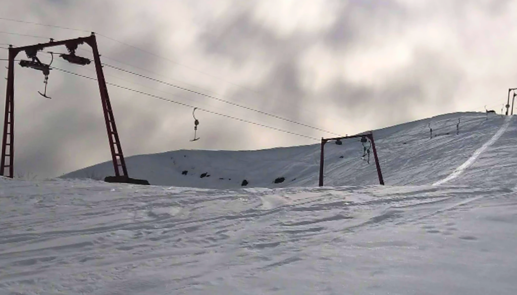 En el centro de esquí Lagunillas es posible ir a disfrutar de la nieve a un buen precio. Crédito: skilagunillas.cl.