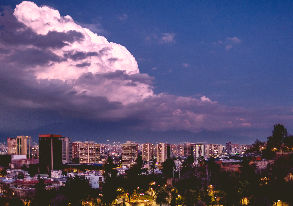 nube de tormenta sobre Santiago de Chile
