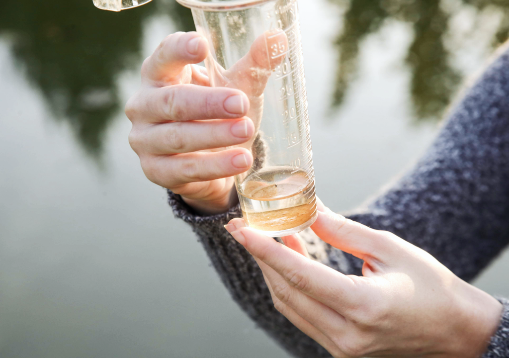 persona con un pluviómetro en sus manos