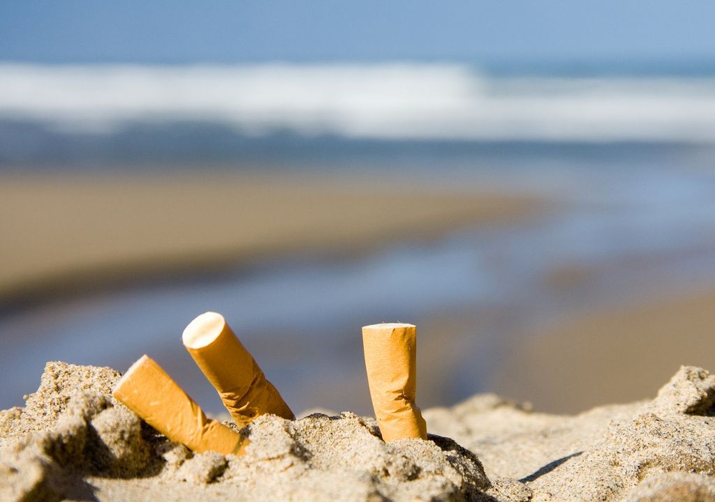 colillas de cigarro; arena; playa