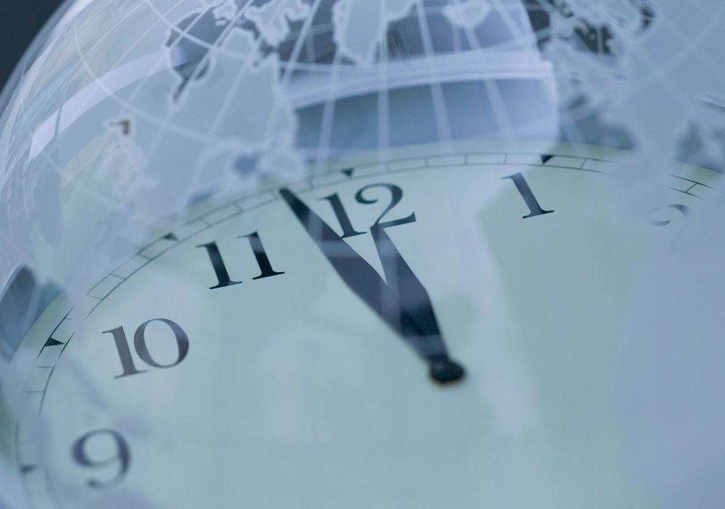 À mesure que cette horloge avance, elle est ajustée en minutes ou en secondes, indiquant la perception des scientifiques sur la proximité d'événements catastrophiques.