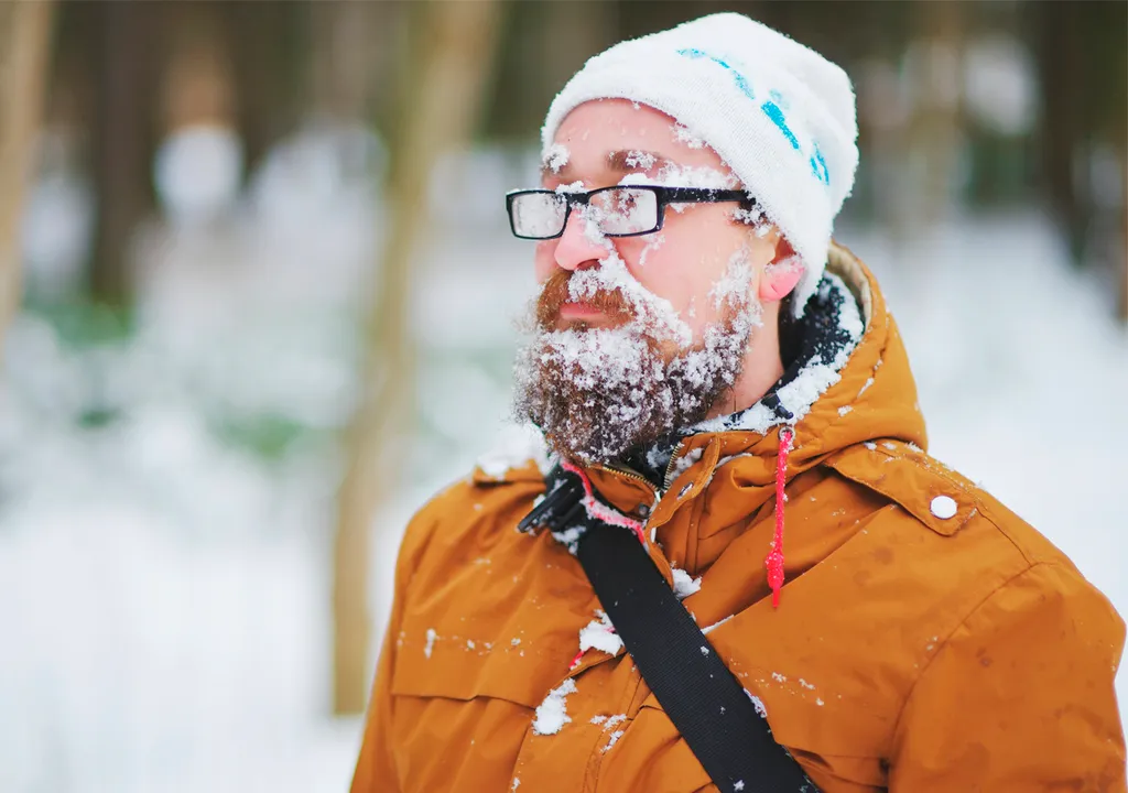 Homem com a cara com neve