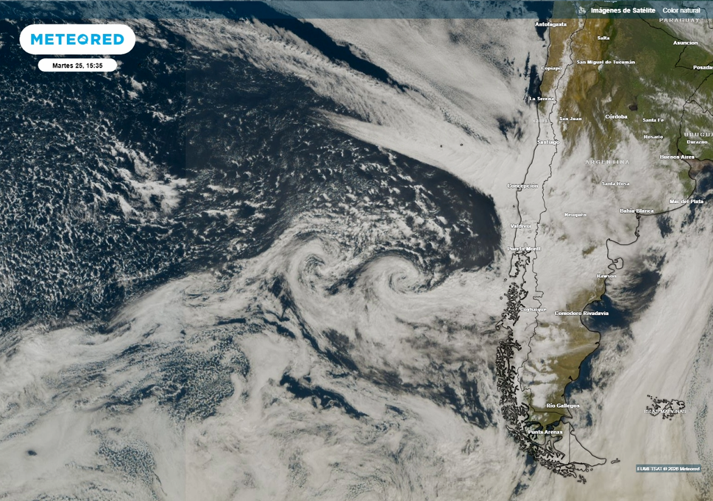 imagen satelital Las lluvias persistirán sobre varias regiones de Chile esta semana. Dos bajas presiones giran en el Pacífico e activarán más precipitaciones en los próximos días.