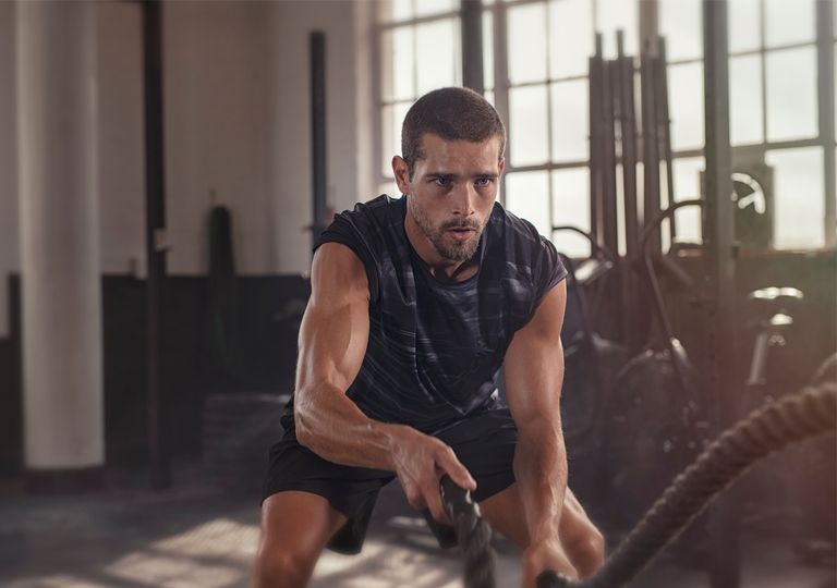 Hombre suda haciendo deporte Hombre suda haciendo deporte